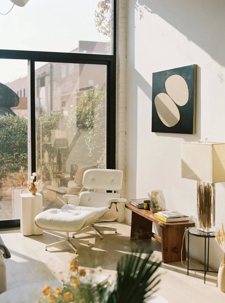 Sala com poltrona Eams
