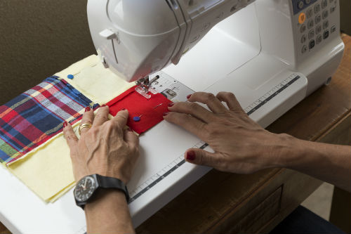 Faça as costuras na máquina, a fim de juntar novamente o quadrado maior.