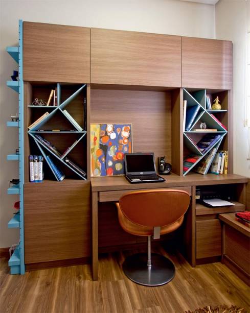 Livros, escrivaninha, miniaturas... Neste home office, tudo deveria caber no móvel pedido às arquitetas Stela Maris e Gabi Sartori, de São Paulo. A papelada foi para os armários superiores, cuja porta central é basculante. A mesa ganhou uma gaveta para materiais de escritório e uma plataforma retrátil para a impressora. Livros, escrivaninha, miniaturas... Neste home office, tudo deveria caber no móvel pedido às arquitetas Stela Maris e Gabi Sartori, de São Paulo. A papelada foi para os armários superiores, cuja porta central é basculante. A mesa ganhou uma gaveta para materiais de escritório e uma plataforma retrátil para a impressora.
