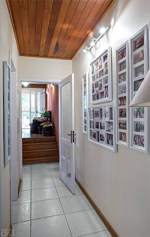 O corredor passou a ligar as &aacute;reas. Ele tomou metade da largura da velha cozinha e exp&otilde;e uma galeria de fotos em molduras compradas em home center. &ldquo;&Eacute; assim que damos as boas-vindas aos nossos convidados. Passando por ali, eles revivem os melhores momentos da nossa hist&oacute;ria&rdquo;, diz a arquiteta Luciane Tabbal.