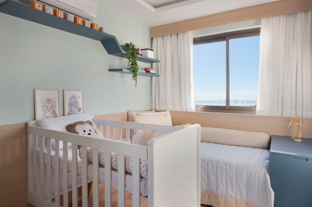 Neutro e atemporal, em tons de branco, azul marinho e madeira, o quarto do bebê foi projetado para acompanhar seu crescimento com pequenas modificações