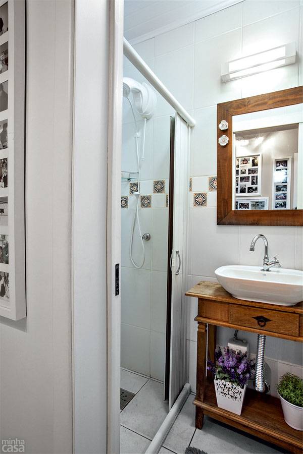 O restante da cozinha deu origem a um banheiro partilhado com as visitas. &ldquo;Instalamos uma porta sanfonada para fechar a &aacute;rea de banho e esconder o chuveiro&rdquo;, conta a arquiteta Luciane Tabbal. M&oacute;vel da pia: adaptado, o aparador de nogueira (80 x 30 x 80 cm) recebeu a cuba de apoio. Armaz&eacute;m Marinei.