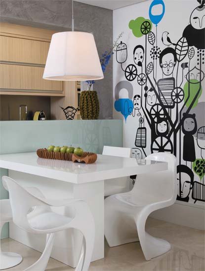 As cadeiras Panton e Lucite fazem parceria com a mesa de laca nesta sala de jantar. Assinado pela designer alemã Antonia Kuehn, o adesivo da parede, da Diz Decor, foi encontrado pela moradora na internet.Projeto de Carla Basiches.