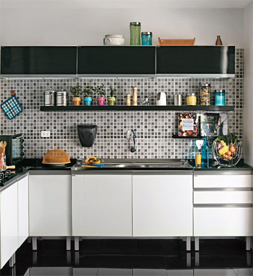 Nesta área descolada, de 6 m², placas cerâmicas simulam o moderno efeito de pastilhas - mas saem por 10% do preço! Repare que o revestimento se limita à área molhada, um jeito de economizar. Projeto de Vanessa Féres. Nesta área descolada, de 6 m², placas cerâmicas simulam o moderno efeito de pastilhas - mas saem por 10% do preço! Repare que o revestimento se limita à área molhada, um jeito de economizar. Projeto de Vanessa Féres.