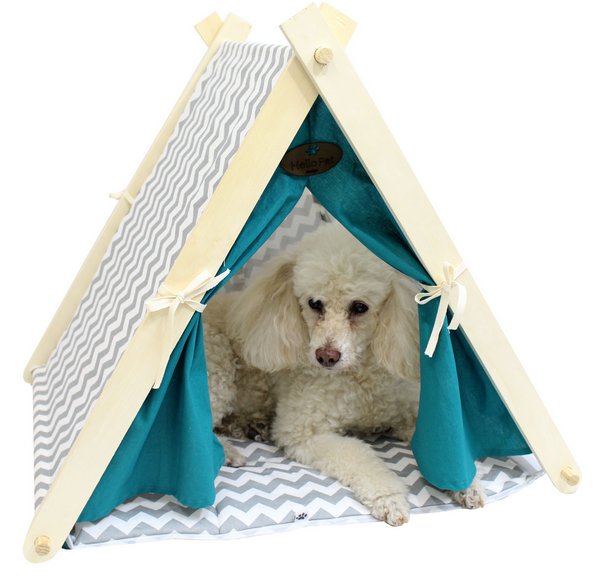 Cabaninha para cães e gatos (69 x 54 x 59 cm), de madeira, algodão e colchão de matelassê. Hello Pet, R$ 215,90.