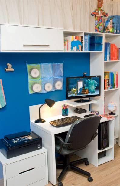 Como a área do computador é usada tanto pelo casal quanto pelas crianças, é preciso espaço para acomodar muitos e variados itens. “Não encontrei um móvel com as prateleiras necessárias, então investi em uma composição com módulos de formatos diferentes”, explica a arquiteta Roberta Borsoi. Como a área do computador é usada tanto pelo casal quanto pelas crianças, é preciso espaço para acomodar muitos e variados itens. “Não encontrei um móvel com as prateleiras necessárias, então investi em uma composição com módulos de formatos diferentes”, explica a arquiteta Roberta Borsoi.