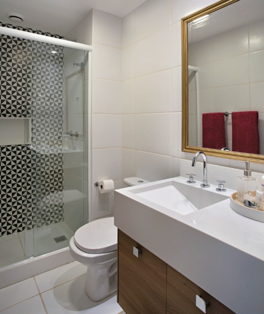 6 banheiros pequenos com azulejos brancos