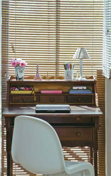 A antiga varanda do quarto do casal virou o local de trabalho da blogueira Ruby Souza. A escrivaninha, com dois gavetões e três gavetas pequenas internas, está entre os itens queridos que a moradora mantém desde a infância. "A decoração foi inspirada na casa da vovó", diz a moradora. A antiga varanda do quarto do casal virou o local de trabalho da blogueira Ruby Souza. A escrivaninha, com dois gavetões e três gavetas pequenas internas, está entre os itens queridos que a moradora mantém desde a infância. "A decoração foi inspirada na casa da vovó", diz a moradora.