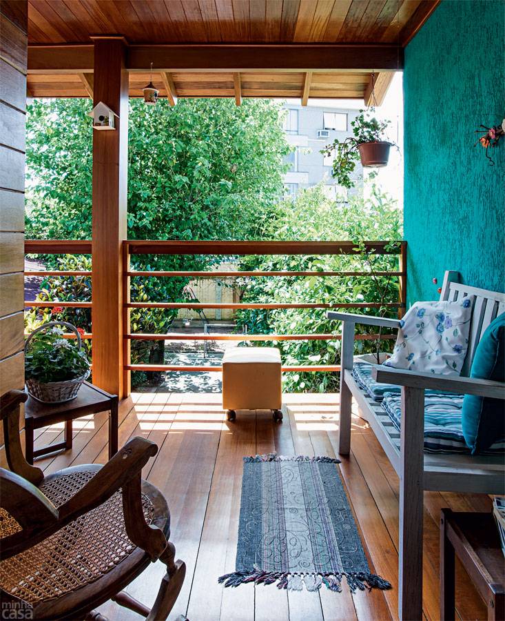 Para resguardar a cozinha dos olhares de quem vive no pr&eacute;dio vizinho, a profissional tra&ccedil;ou o terra&ccedil;o de 7 m&sup2;. Aqui, com exce&ccedil;&atilde;o do piso envernizado, todas as superf&iacute;cies de madeira t&ecirc;m a prote&ccedil;&atilde;o de stain Osmocolor Incolor UV Glass, com filtro solar (Montana Qu&iacute;mica). Repare na casinha pendurada na viga, muito frequentada pelos p&aacute;ssaros dos arredores.
