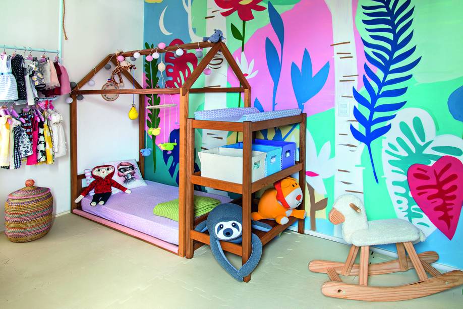 Sofie, 2 anos, é dona de um quarto concebido pelo pai, que desenhou a arara suspensa de ferro (Serralheria São Judas),o trocador e a ilustração da parede, pintada pelo amigo e grafiteiro Ronah Carraro. Logo, logo, o ambiente vai mudar para acolher a caçula Nina, hoje com 5 meses.