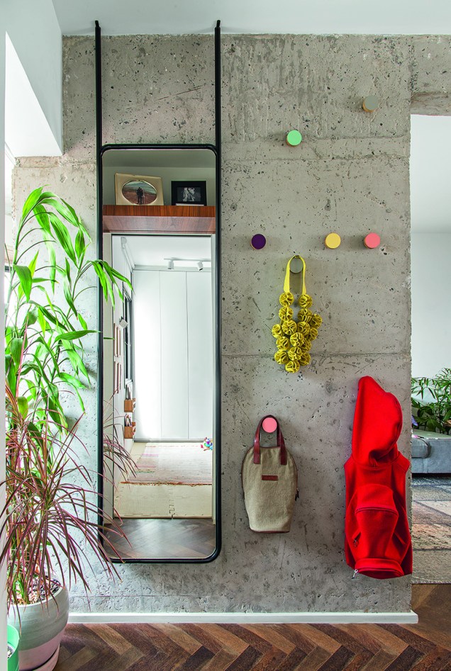 Os cabideiros de parede (Maria Joaquina Marcenaria), em cores quase iguais às da marcenaria da cozinha, esbanjam charme e funcionalidade na companhia de um grande espelho.