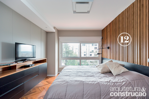 O quarto encontra seu ponto alto no painel da cabeceira, que dá volume à superfície e acolhimento ao ambiente. Para isso, conjuga as duas principais texturas do projeto, melamina preta e pínus. Esta última foi trabalhada na forma de barras de diferentes espessuras, assentadas na vertical para não acumular pó. O quarto encontra seu ponto alto no painel da cabeceira, que dá volume à superfície e acolhimento ao ambiente. Para isso, conjuga as duas principais texturas do projeto, melamina preta e pínus. Esta última foi trabalhada na forma de barras de diferentes espessuras, assentadas na vertical para não acumular pó.