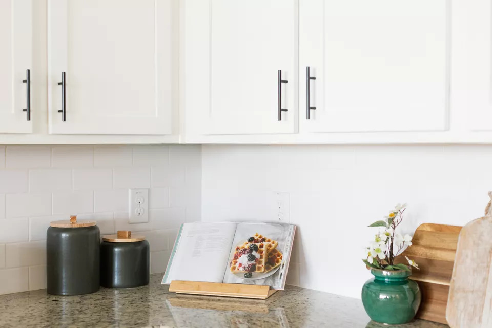 15-inspiracoes-para-decorar-o-balcao-da-cozinha-casacombr-thespruce-1