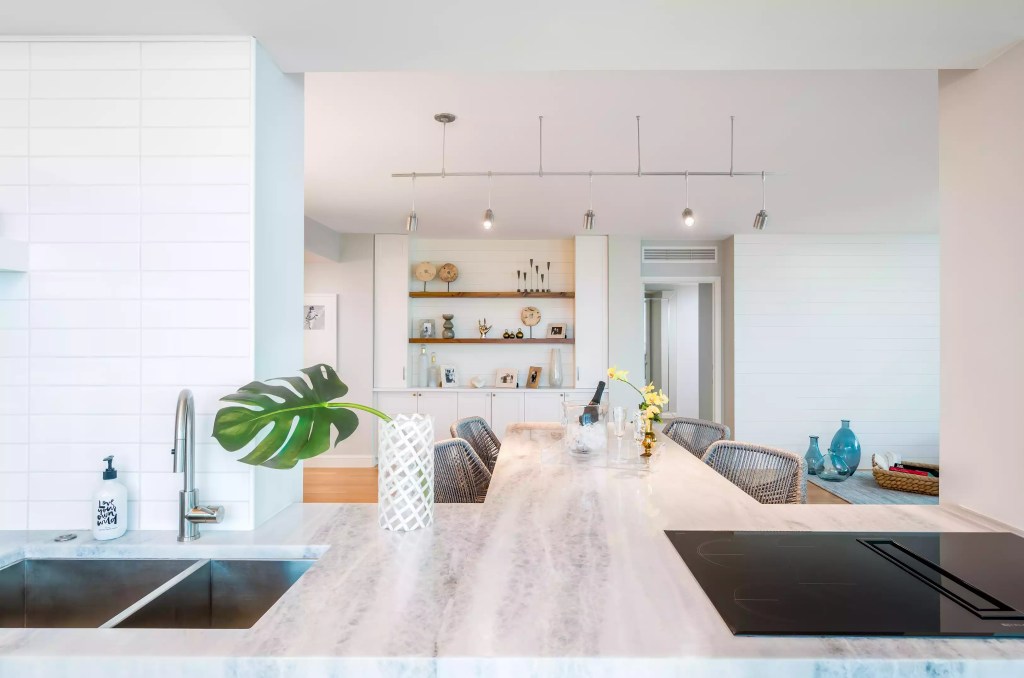 15-inspiracoes-para-decorar-o-balcao-da-cozinha-casacombr-thespruce-12