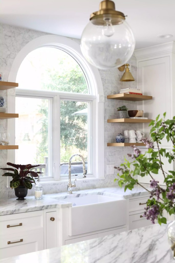 15-inspiracoes-para-decorar-o-balcao-da-cozinha-casacombr-thespruce-14