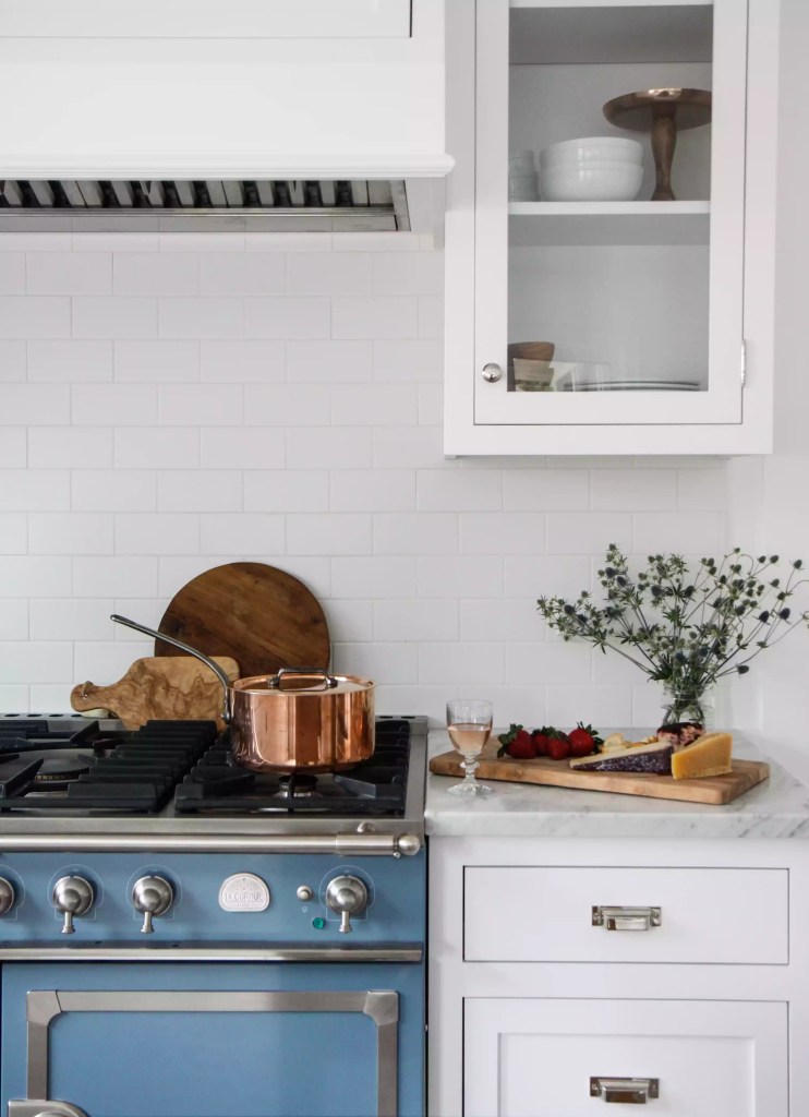 15-inspiracoes-para-decorar-o-balcao-da-cozinha-casacombr-thespruce-16