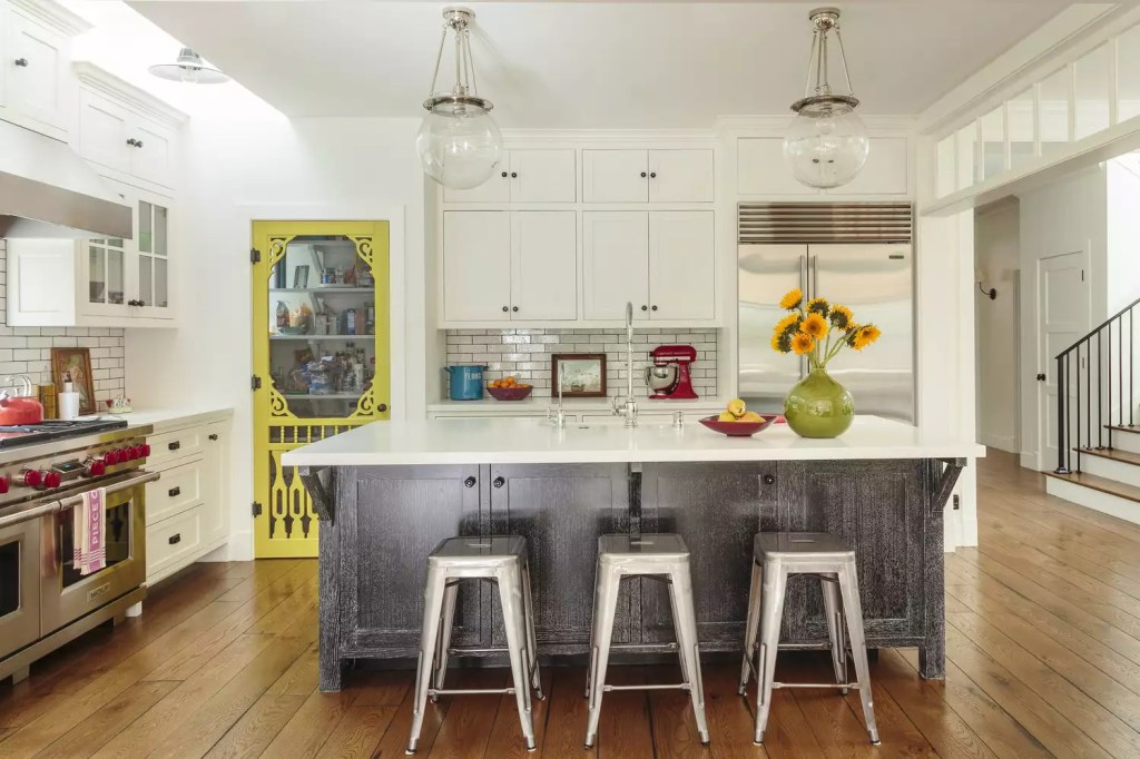 15-inspiracoes-para-decorar-o-balcao-da-cozinha-casacombr-thespruce-3