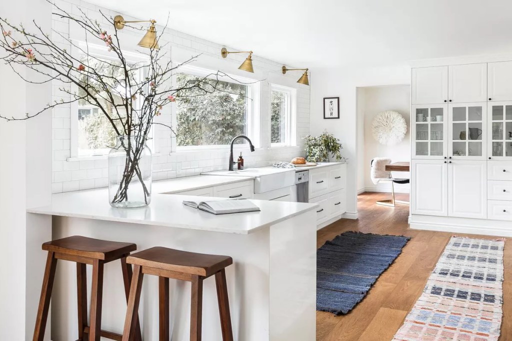 15-inspiracoes-para-decorar-o-balcao-da-cozinha-casacombr-thespruce-4