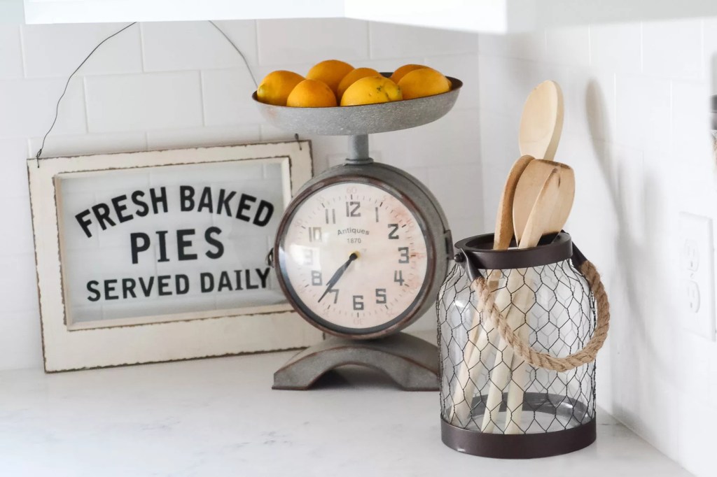 15-inspiracoes-para-decorar-o-balcao-da-cozinha-casacombr-thespruce-5