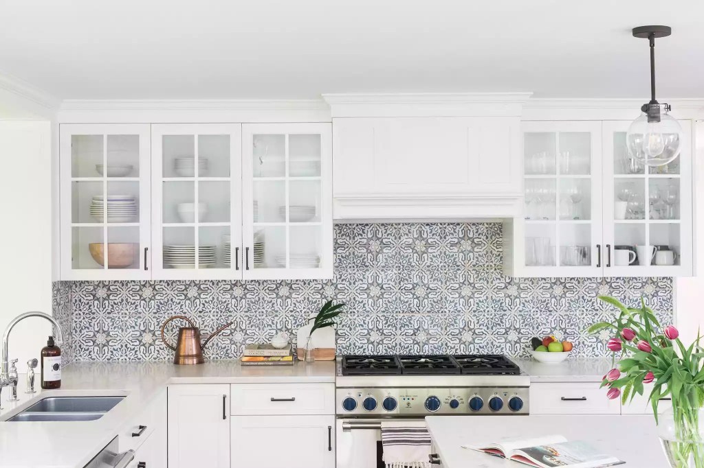 15-inspiracoes-para-decorar-o-balcao-da-cozinha-casacombr-thespruce-6
