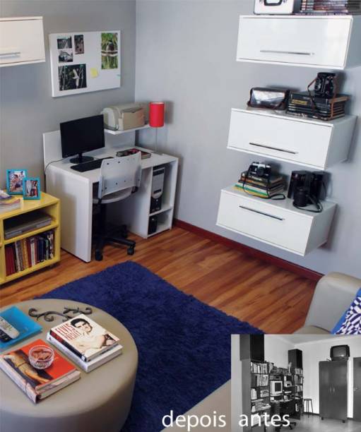 Esta área de trabalho de visual leve aposta no mobiliário branco, que contrasta com o acinzentado das paredes. A arquiteta Nana Raposo bolou um arranjo inusitado: três módulos aéreos, dispostos em uma linha vertical, formam um tipo de estante. Dentro deles, há livros. Esta área de trabalho de visual leve aposta no mobiliário branco, que contrasta com o acinzentado das paredes. A arquiteta Nana Raposo bolou um arranjo inusitado: três módulos aéreos, dispostos em uma linha vertical, formam um tipo de estante. Dentro deles, há livros.