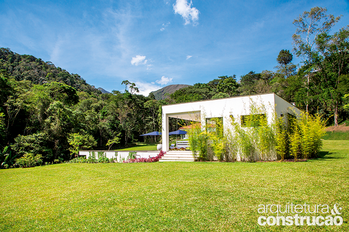 O pavilhão de lazer fica um pouco abaixo do bloco principal, voltado para a vegetação nativa.