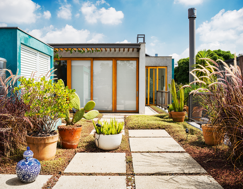 Na cobertura, usada como solário, o paisagismo do Studio Cidade Jardim incluiu placas de fulgê de 1,10 x 1,10 m (Casa Franceza), canteiros com capim-do-texas-rubro e vasos com cactos e aspargos-pluma. As plantas aumentam o conforto térmico do interior da casa.