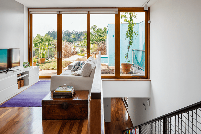 No último piso – o da suíte principal –, este ambiente se liga ao terraço, alcançado por uma escada (Serralheria SãoPaulo) com a mesma estrutura de ferro galvanizado e telas metálicas presentes nos gradis externos. A madeira é um elemento marcante no piso de cumaru (Recoma) e nos caixilhos com folhas fixas e portas de correr.