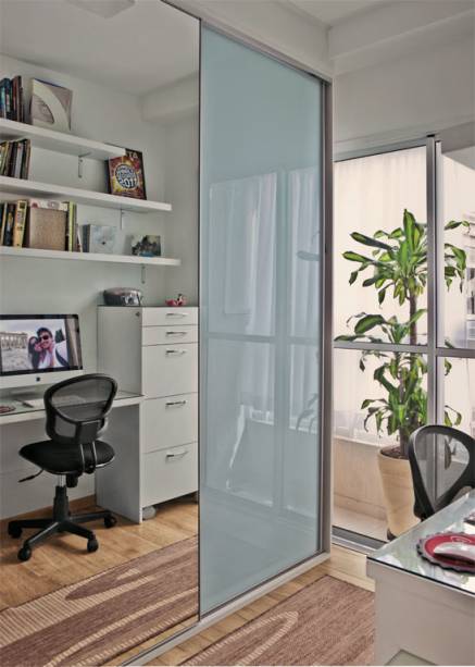 A sacadinha ficou com cara de jardim de inverno, fechada com vidro temperado 8 mm. Uma cortina translúcida instalada junto ao envidraçamento da varanda preserva o closet do olhar dos vizinhos. Todos os armários – do quarto, do home office, da cozinha e dos banheiros – foram encomendados a uma loja de planejados. A sacadinha ficou com cara de jardim de inverno, fechada com vidro temperado 8 mm. Uma cortina translúcida instalada junto ao envidraçamento da varanda preserva o closet do olhar dos vizinhos. Todos os armários – do quarto, do home office, da cozinha e dos banheiros – foram encomendados a uma loja de planejados.