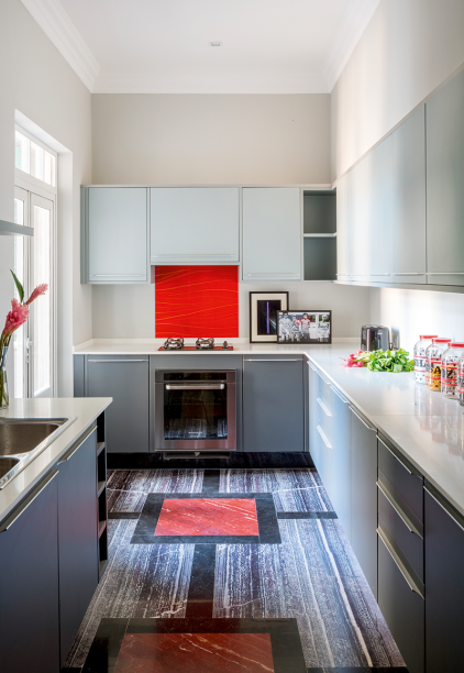 No projeto da JDJ Design de Interiores, a cozinha, nova em folha, tem ares contemporâneos e, clean, ajuda a apaziguar a visão. Nos armários planejados (Florense), nuances de gelo e cinza dialogam com os matizes do piso. O foco da atenção cabe ao vermelho intenso atrás do fogão.