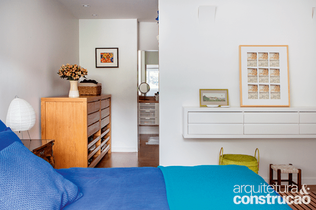 Ampla, a suíte do casal resulta da união de dois quartos da planta original, incorporandocloset e banheiro. Roupa de cama e almofadas da Trama Casa. Ampla, a suíte do casal resulta da união de dois quartos da planta original, incorporandocloset e banheiro. Roupa de cama e almofadas da Trama Casa.