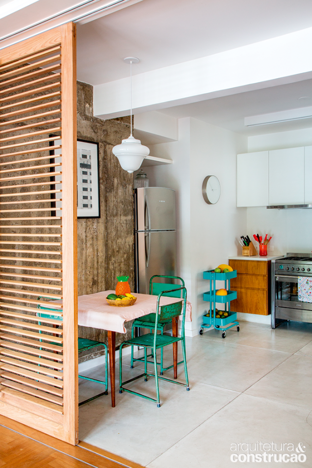 A cozinha tem piso de cimento branco feito no local com junta de dilatação metálica em placas de 1,50 x 1,50 m.