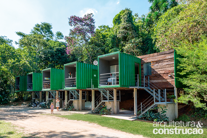 Na zona oeste do Rio de Janeiro, este condomínio projetado pela arquiteta Camila Mesquita, do escritório <a href="https://www.clauarquitetura.com.br/">Clau Arquitetura</a>, é composto por unidades feitas de estrutura metálica.