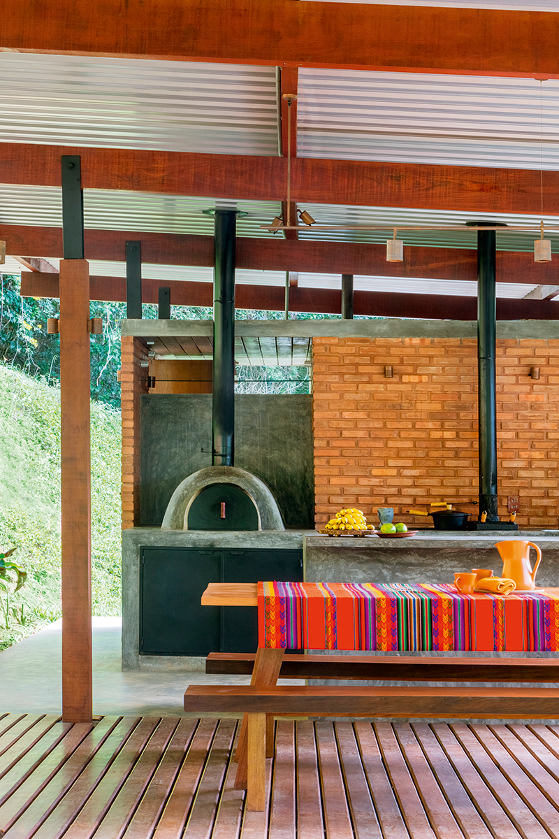Canto de lazer: anexo tem churrasqueira, forno de pizza e sauna