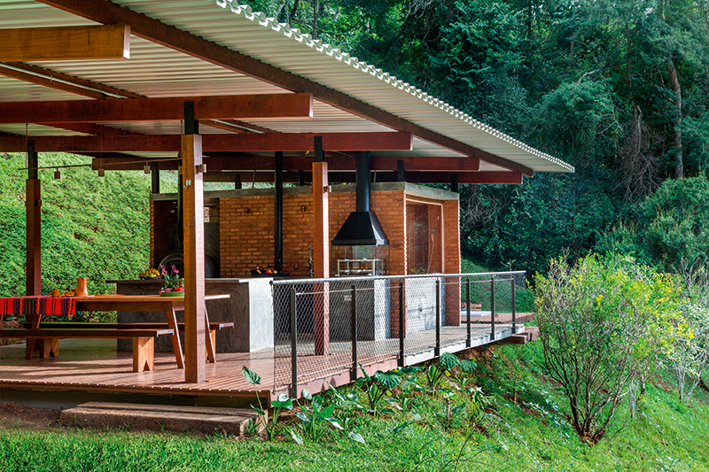 Canto de lazer: anexo tem churrasqueira, forno de pizza e sauna