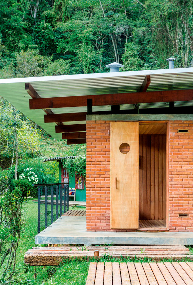 Nos fundos, um bloco de alvenaria estrutural feita com tijolos maciços (9 x 18 x 5 cm, da Construvale) contém a  sauna, cuja porta foi dotada de um visor redondo de vidro (20 cm).