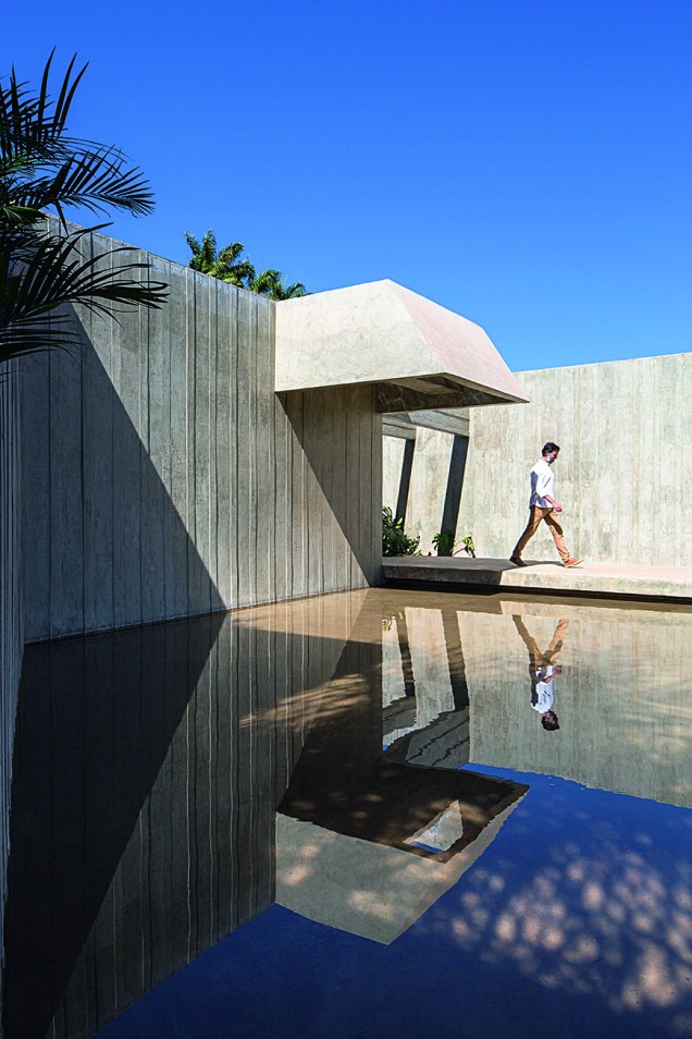 O concreto aparece também revestindo o espelho-d’água de 5,60 x 9,50 m ao lado da entrada, corretamente impermeabilizado.