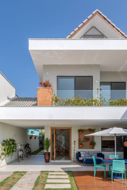 Diferentemente de outros imóveis, a fachada desta casa que fica dentro de um condomínio fechado é voltada para a área de lazer.