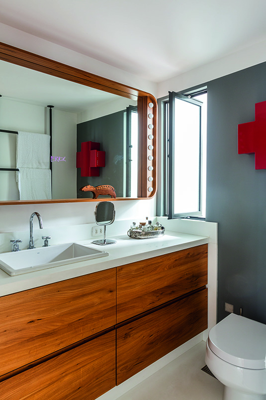 No banheiro, uma das paredes ganhou textura cimentícia (Cement Design). Bancada e piso de Nanoglasslevigado.