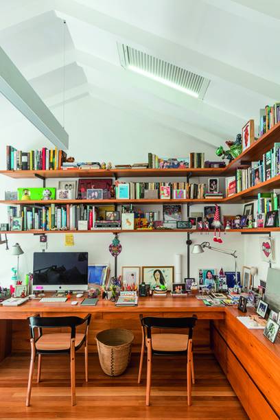 Marcenaria da Emam Decorações no escritório instalado no mezanino da suíte do casal. O teto de gesso reproduz o madeiramento original, com a inserção de duas claraboias de 0,60 x 1 m, dotadas de persianas.