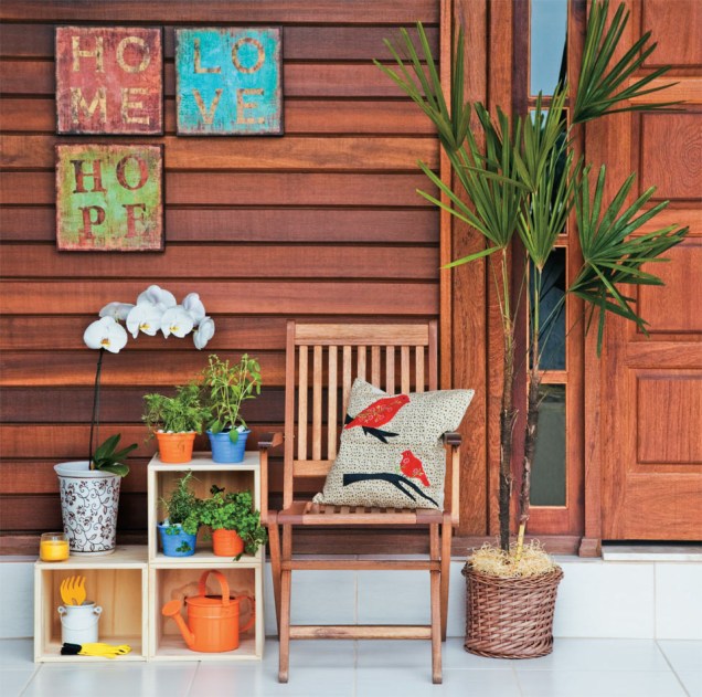 Uma composição com três nichos de madeira resultou na miniestante que apoia uma bela orquídea. Há lugar, ainda, para vasinhos de tempero e itens de jardinagem, como rastelo e regador. O acabamento rústico dos quadros e os retalhos que estampam a capa da almofada reforçam a atmosfera campestre. Uma composição com três nichos de madeira resultou na miniestante que apoia uma bela orquídea. Há lugar, ainda, para vasinhos de tempero e itens de jardinagem, como rastelo e regador. O acabamento rústico dos quadros e os retalhos que estampam a capa da almofada reforçam a atmosfera campestre.