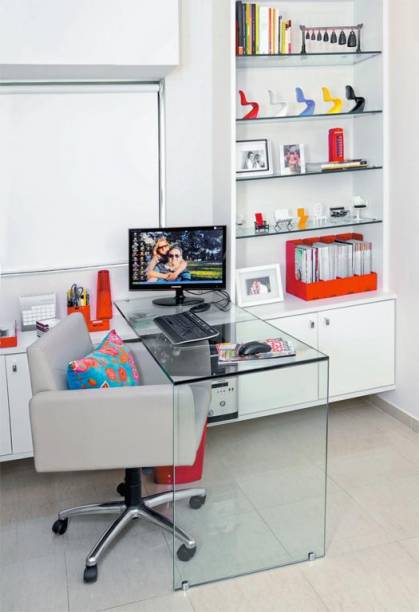 No escritório deste apartamento em Recife, a mesa se une à estante, com nichos fechados para equipamentos e documentação e prateleiras que exibem miniaturas de cadeiras. O projeto levou a pernambucana Gabriela Alencar a adotar o design de interiores como profissão. No escritório deste apartamento em Recife, a mesa se une à estante, com nichos fechados para equipamentos e documentação e prateleiras que exibem miniaturas de cadeiras. O projeto levou a pernambucana Gabriela Alencar a adotar o design de interiores como profissão.