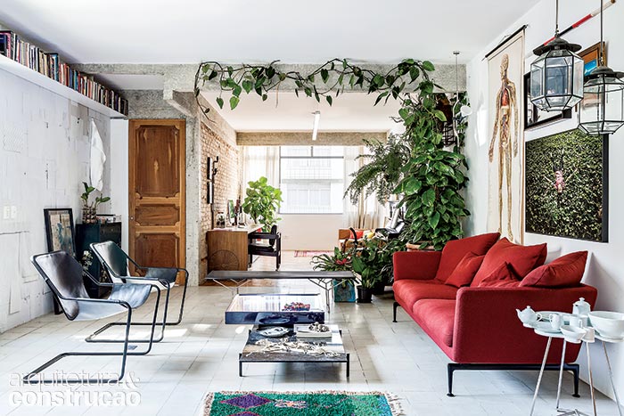 A viga de concreto remanescente do antigo quarto serve de suporte para a jiboia, e mais espécies acomodadas em vergalhões de obra e cachepôs antigos alegram o estar do arquiteto Rogério Gurgel, feito com o apoio da sócia, Regina Strumpf. Livros se enfileiram na prateleira de ferro pintada de branco, bem estreita e fininha.