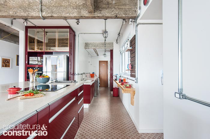 Aqui, valeu a sugestão da Omnibus Arquitetura para ganhar espaço: unir não só a cozinha mas também a lavanderia à sala. Vizinhas, as bancadas dos ambientes molhados exibem os mesmos tampos de Silestone branco e armários laqueados de vermelho (D’Marco). No piso, ladrilho hidráulico da Ladrilar.