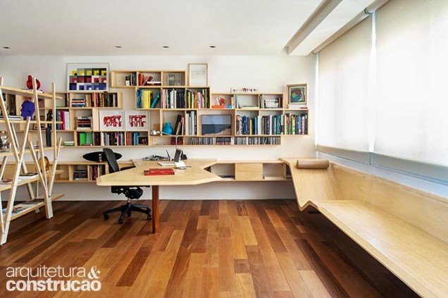 Desenvolvida pelo escritório ABPA Arquitetura em parceria com a equipe da Marcenaria São Paulo, a longa estrutura de multilaminado de paricá de reflorestamento, presa na parede, se desdobra em bancada, banco e chaise.
