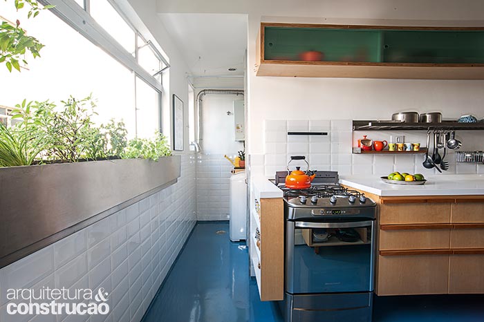 No projeto do Vapor 324, a eliminação de uma porta no corredor permitiu a instalação da horta sob a janela. De inox, a caixa possui dreno ligado à tubulação. Sem emendas, o piso de epóxi autonivelante é fácil de limpar.No projeto do Vapor 324, a eliminação de uma porta no corredor permitiu a instalação da horta sob a janela. De inox, a caixa possui dreno ligado à tubulação. Sem emendas, o piso de epóxi autonivelante é fácil de limpar.
