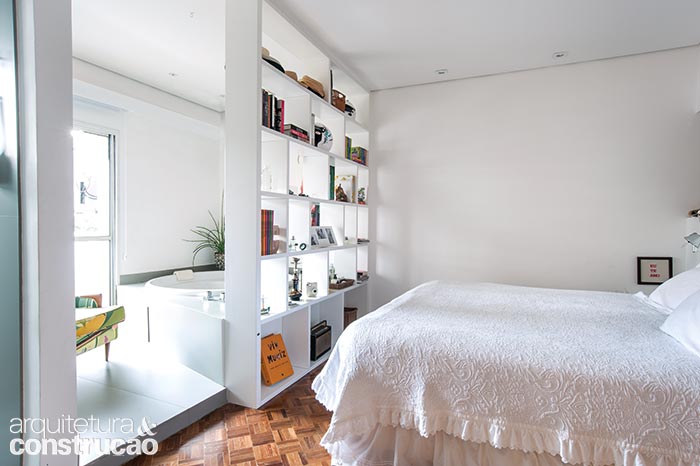 Já não havia divisórias entre a cama e a hidromassagem quando a desenhista industrial Claudia Imperial comprou este apartamento, e ela sentiu falta de setorizar os espaços. Com a ajuda do arquiteto Juan Cabello Arribas, do escritório fazemosarquitetura, ela desenhou uma estante de MDF (Contexto Marcenaria) e resolveu o dilema.