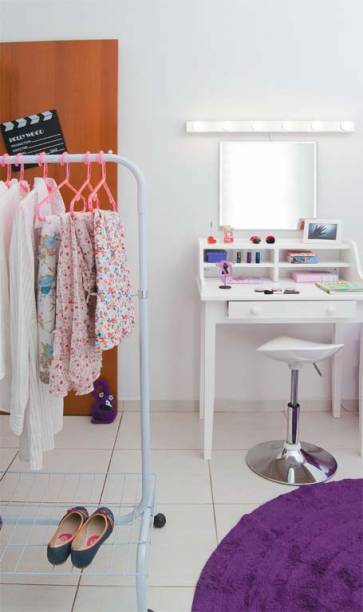 Os estudos exigiam uma escrivaninha, enquanto o visual de camarim pedia uma penteadeira. E quem disse que havia espaço para ambas? Depois de muita procura, a arquiteta Érika Rossi encontrou um móvel que deu conta dos dois recados e por um preço acessível. Acima do espelho, não poderia faltar uma luminária com seis lâmpadas bolinha. Os estudos exigiam uma escrivaninha, enquanto o visual de camarim pedia uma penteadeira. E quem disse que havia espaço para ambas? Depois de muita procura, a arquiteta Érika Rossi encontrou um móvel que deu conta dos dois recados e por um preço acessível. Acima do espelho, não poderia faltar uma luminária com seis lâmpadas bolinha.