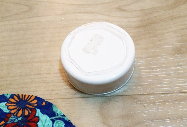 <p style="text-align:justify;">Passe cola quente na tampa do pote de vidro.</p> <p style="text-align:justify;">Passe cola quente na tampa do pote de vidro.</p>