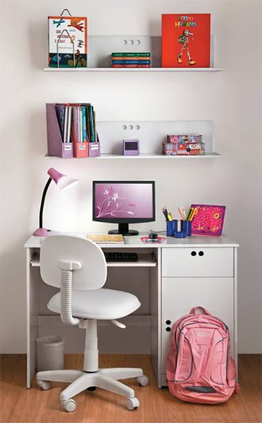O espaço de estudos pode ser simplesmente o par de mesa e cadeira, formando um conjunto cômodo para seu filho. Regule a altura do assento de modo que os braços da criança repousem sobre a mesa. atenção: móveis infantis atendem, no máximo, até os 12 anos. Projeto da designer de interiores Mariza Cundari. O espaço de estudos pode ser simplesmente o par de mesa e cadeira, formando um conjunto cômodo para seu filho. Regule a altura do assento de modo que os braços da criança repousem sobre a mesa. atenção: móveis infantis atendem, no máximo, até os 12 anos. Projeto da designer de interiores Mariza Cundari.